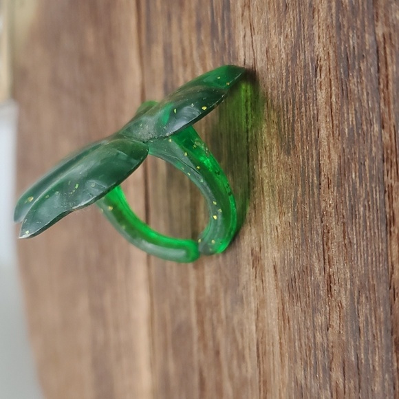 Shamrock kelley green luxky ring size 6‎ R356 🌟 - Picture 2 of 4